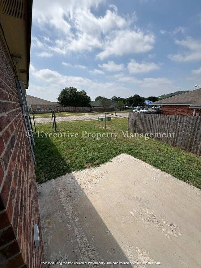 Building Photo - 331 Janelle Dr