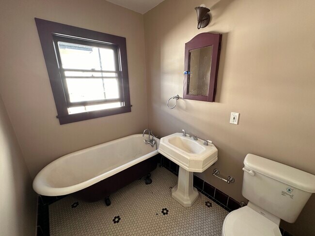 Building Photo - 930 N Fairview St