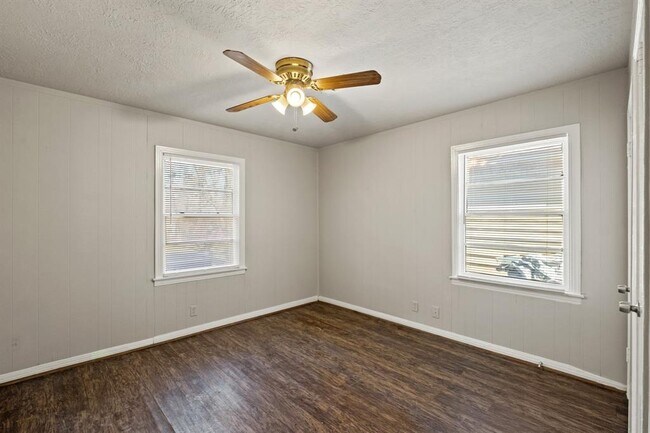 Building Photo - 5511 Shamrock St