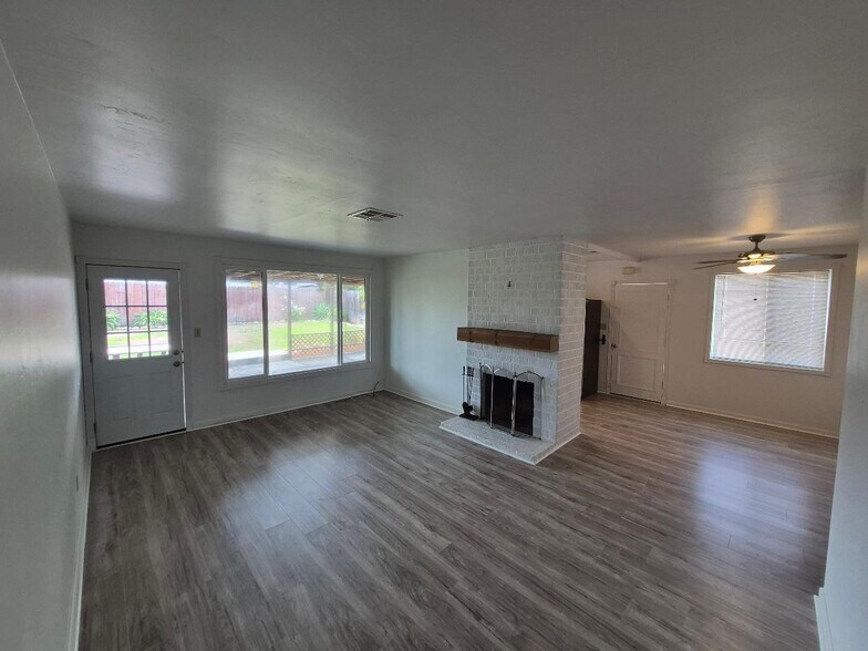 Building Photo - 4861 Lehrer Dr