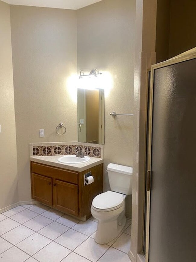 Building Photo - Cute townhome conveniently located in Nort...