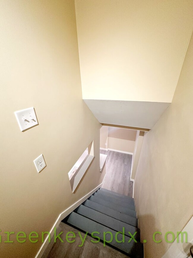 Building Photo - Clean and Move-In Ready!