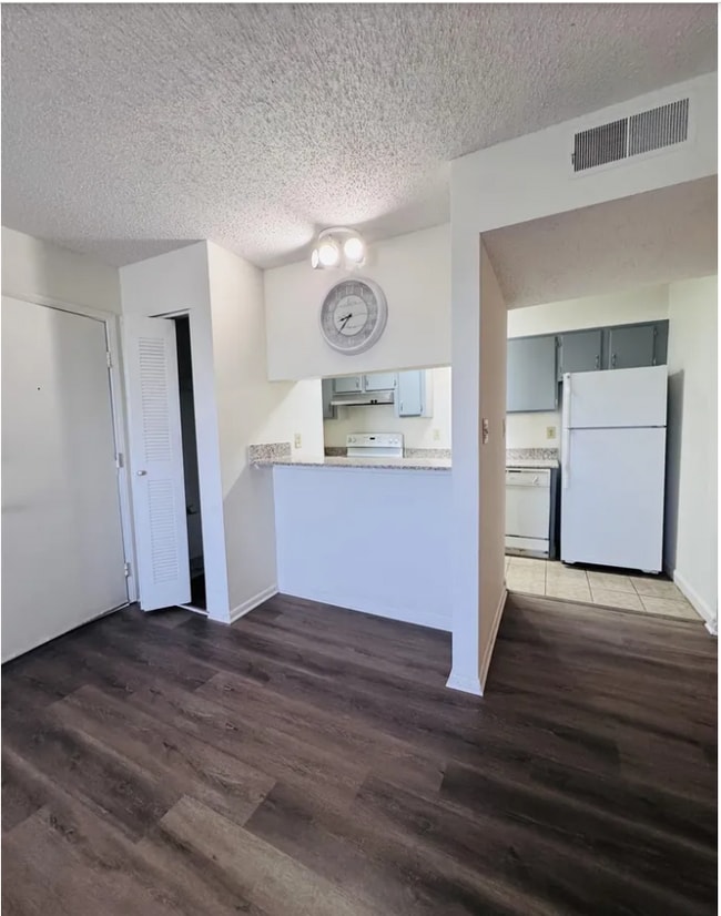 Building Photo - 422 Skyview Dr