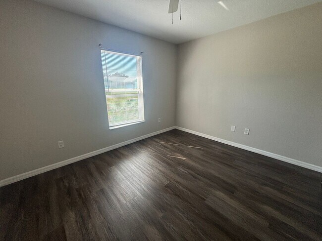 Building Photo - Modern 3 bedroom 2 Bathroom House, No Carpet!