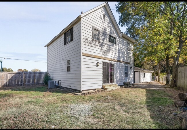 Building Photo - 649 E Joliet St