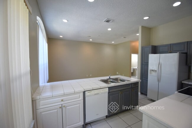 Building Photo - 4891 SW 35th Terrace