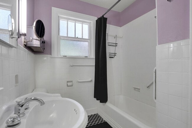 Building Photo - Charming bungalow downtown