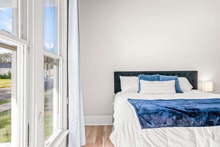 Building Photo - 639 Maple St