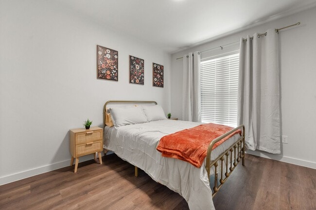 Building Photo - Furnished, Finished, and Ready for YOU!