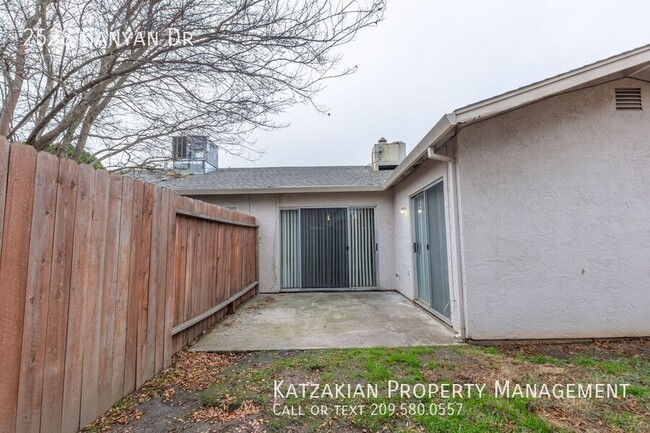 Building Photo - 3-Bedroom 2-Bath Lodi Duplex