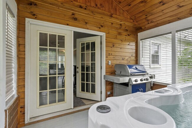 Building Photo - 2 Meadow Ln