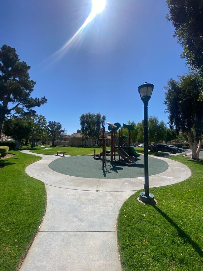 Building Photo - Anaheim HIlls 3 Bedroom