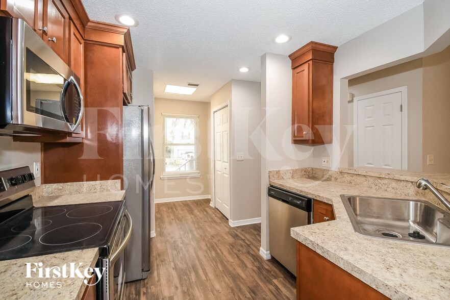 Building Photo - 1591 Twin Oak Dr W