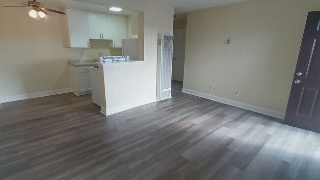 Building Photo - Welcome to SkyView Villa & Somerset Apartments!