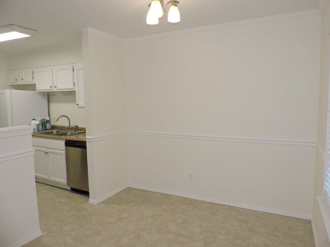 Building Photo - Easy access to interstate, shopping & down...