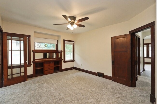 Building Photo - 416 1/2 W Jackson Street Unit