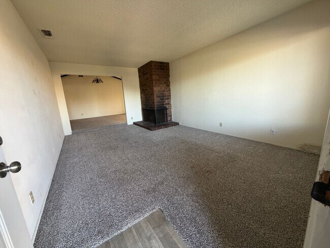 Building Photo - Welcome to this beautifully renovated 2-bedroom, 1-bath home in the desirable Foothill Oaks!
