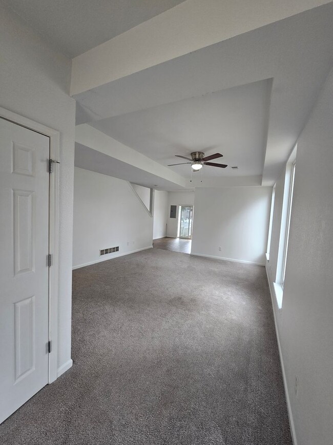 Building Photo - 3 bedroom duplex