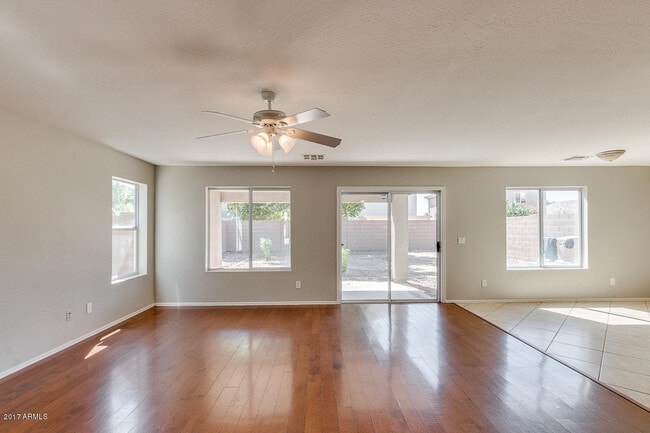 Building Photo - 4BR 3 FULL BATHROOMS W/ HUGE LOFT AND LARGE MASTER