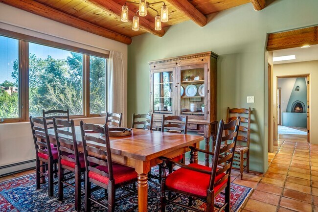 Building Photo - Northside Santa Fe Home