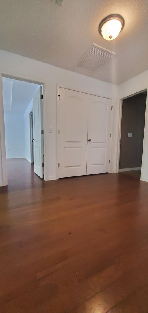 Building Photo - Gorgeous 4-Bedroom, 3-Bathroom Home in Tampa