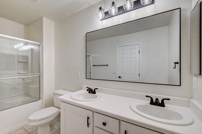 Building Photo - Stylish Townhome with Private Patio!