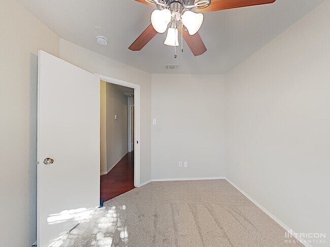 Building Photo - 1013 Meadowbend Dr