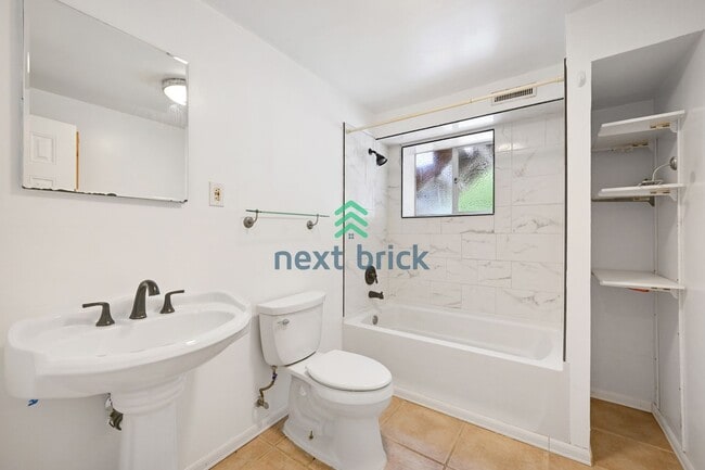 Building Photo - Beautiful Single Family House Bellevue Ava...