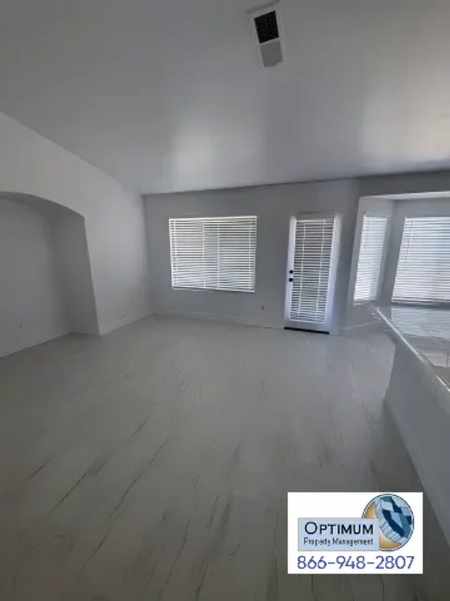 Building Photo - Spacious 4-Bedroom Home with Elegant Finishes & Convenient Location