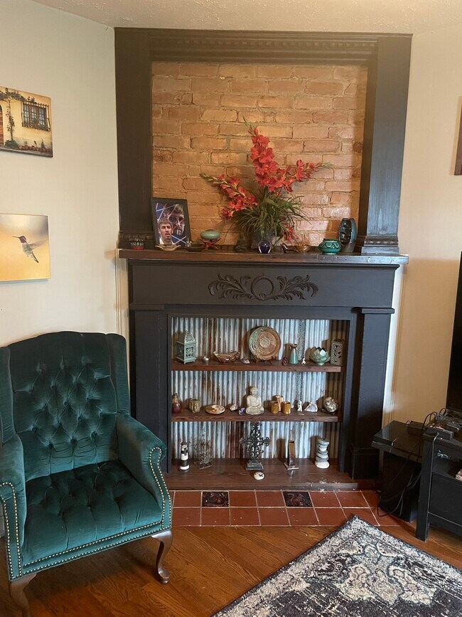 Living room accent wall - 1803 Courtland Ave