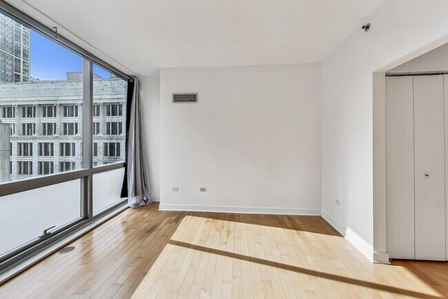 Building Photo - 8 E Randolph St