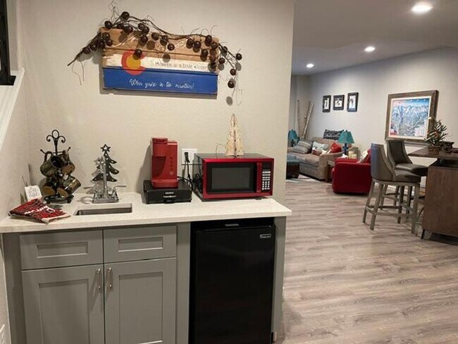 Building Photo - Flying Horse Luxury 4 Bed Townhouse with Mt. Views