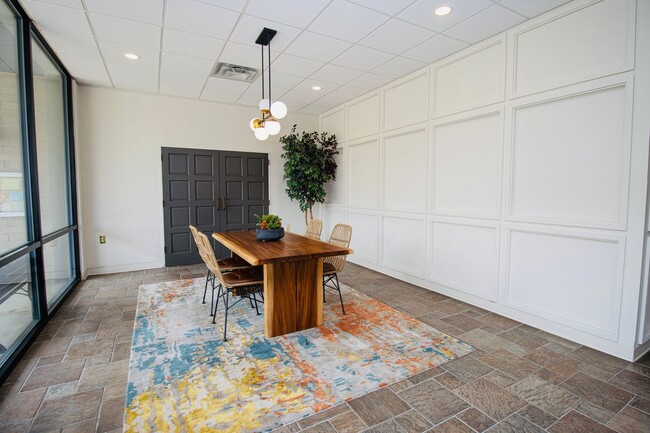Building Photo - Upscale 1BR/1BA Condo with Balcony & City ...