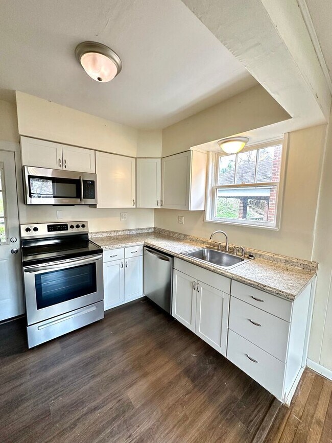 Building Photo - 1528 Dagmar Ave