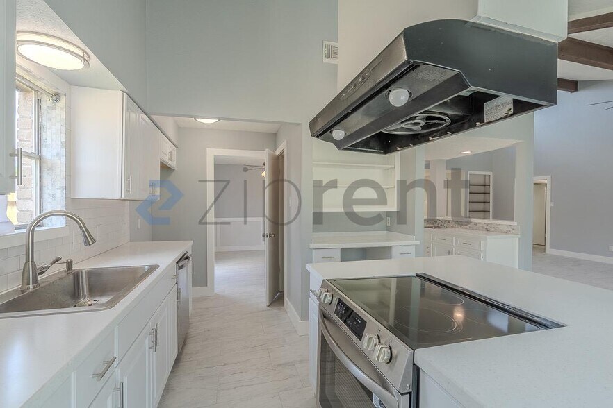 Building Photo - Unit