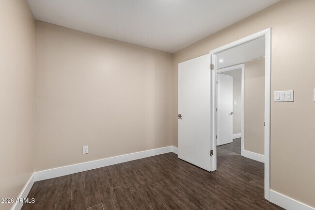 Building Photo - 7613 W Devonshire Ave