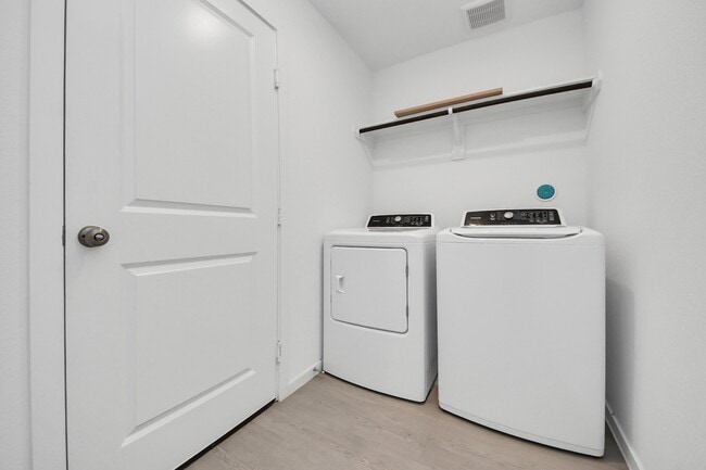 Building Photo - 833 Vlg Brk Dr