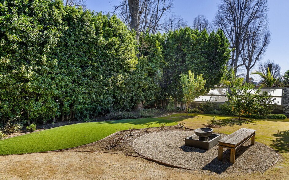 Building Photo - 5541 Matilija Ave