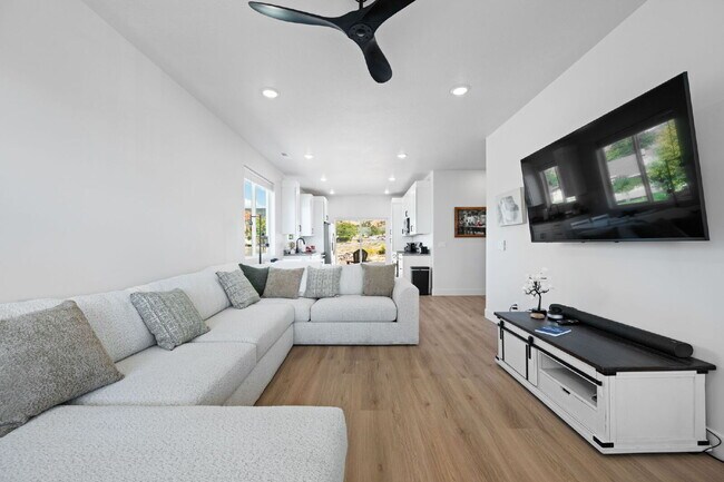 Building Photo - "Spacious & Stylish 3-Bedroom 2 bath Furnished Haven in Cedar City – Your Perfect Home Awaits!"
