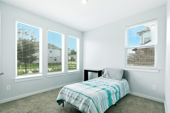 Building Photo - 14245 Lake Lodge Dr