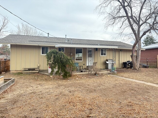 Building Photo - 3 Bed 1 Bath Home W/Large Backyard Walking Distance To Everything.