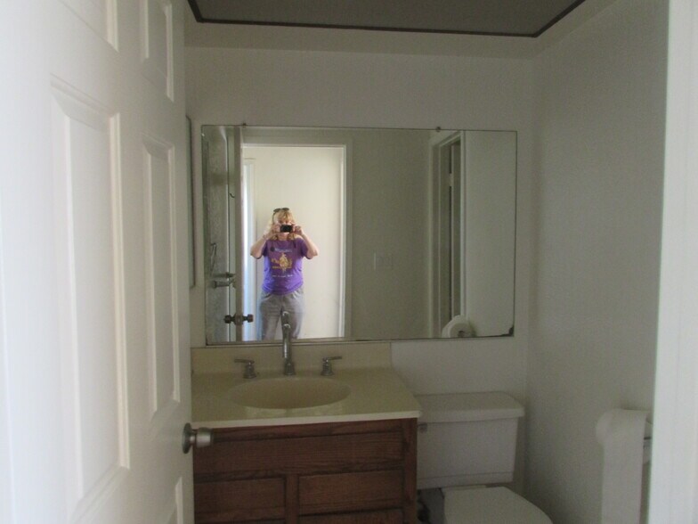 Bathroom 2 - 5271 Bishop St