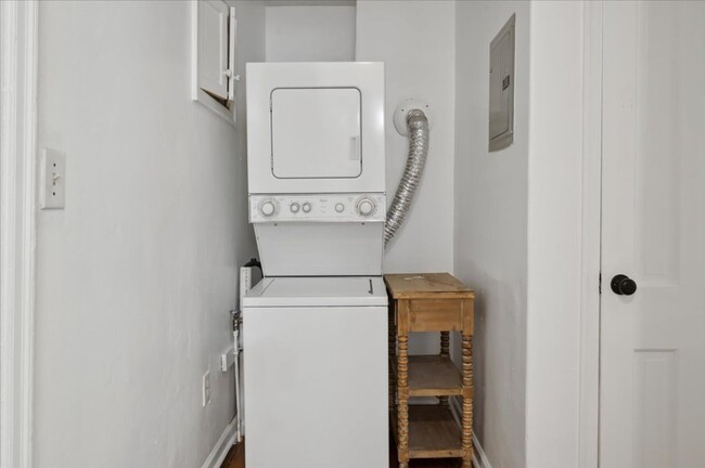 Building Photo - Cozy Duplex Unit with Fully Fenced Back Yard