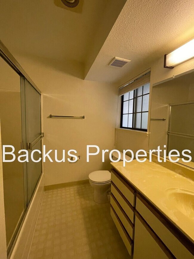 Building Photo - Beautiful two bedroom unit set in hills of Del Rey Oaks