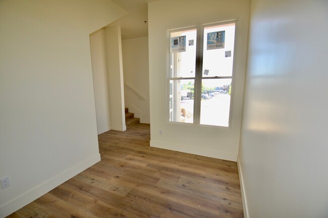 Building Photo - Modern 3BD/2.5BA in La Jolla! Private Doub...
