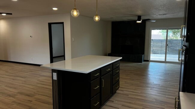 Building Photo - 905 La Charles Dr NE