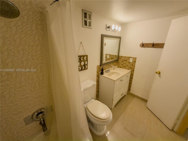 Building Photo - 325 W Laurel Dr