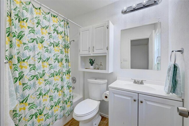 Building Photo - 703 Country Aire Dr