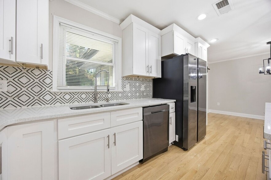 Building Photo - 2717 S Clark Dr