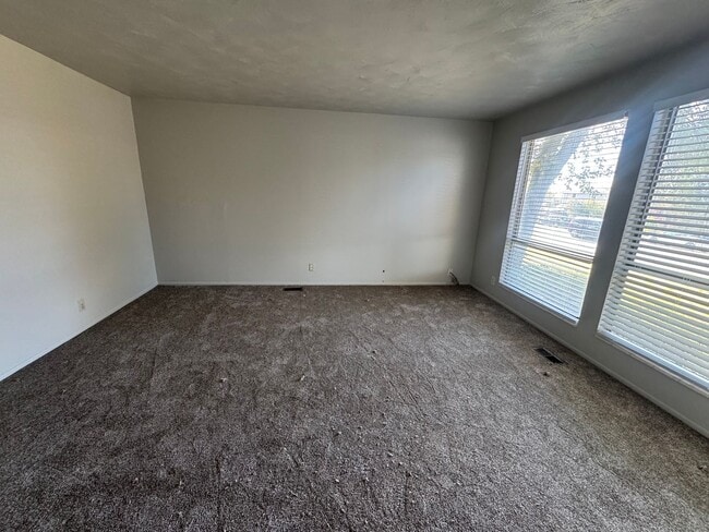 Building Photo - Beautiful Sandy duplex for rent!